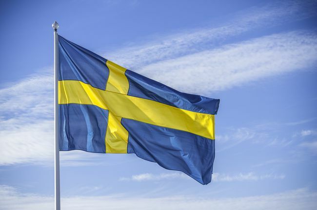 Schwedische Nationalflagge im Sonnenlicht
