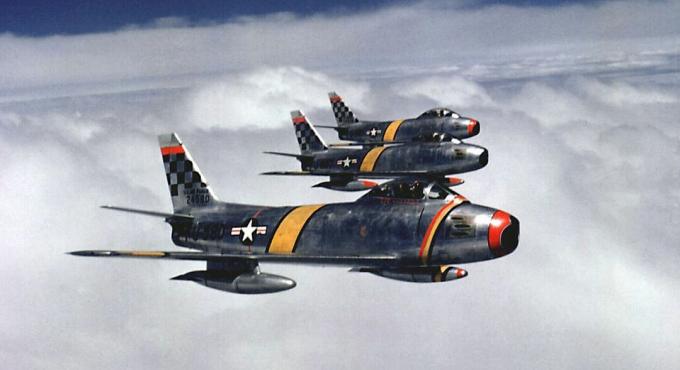 Drei F-86-Säbelkämpfer fliegen in Formation.