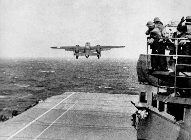 B-25 Mitchell startet 1942 von der USS Hornet.