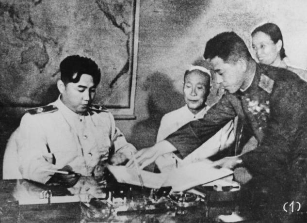 Der nordkoreanische Führer Kim Il-Sung unterzeichnet 1953 das koreanische Waffenstillstandsabkommen in Pjöngjang, Nordkorea