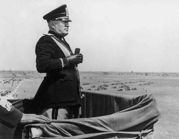 Der italienische Diktator Benito Mussolini (1883 - 1945) überblickt den neuen Flughafen Caselle während eines Besuchs in Turin am 16. Mai 1939