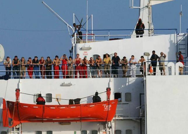 Somalische Piraten, die das Handelsschiff MV Faina halten, stehen am 19. Oktober 2008 mit Besatzungsmitgliedern auf dem Deck des Schiffes.