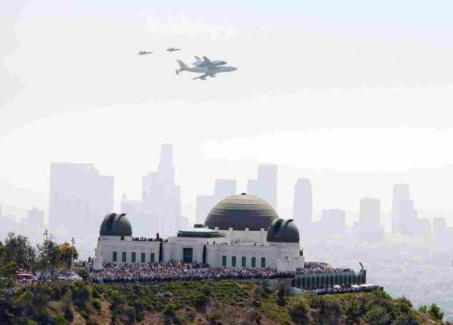 Griffith Observatory und Space Shuttle Endeavour.