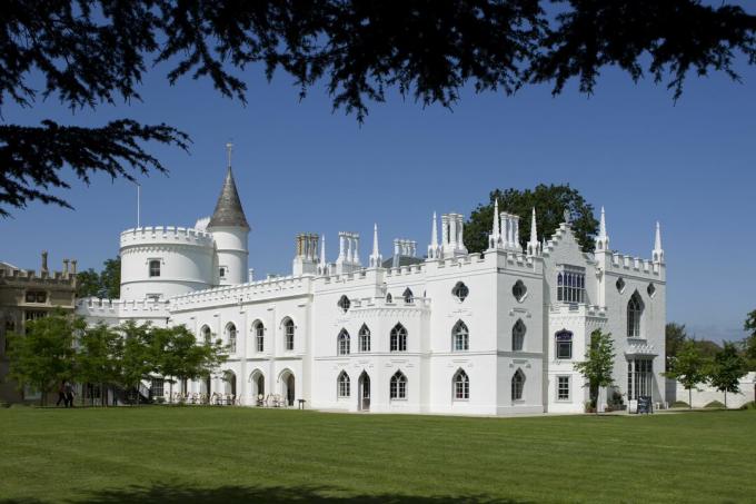 große weiße burgähnliche Residenz mit Bogenfenstern, Brüstungen, Türmen und Zinnen