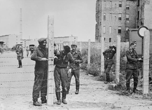 Soldaten errichten Stacheldrahtzäune zur Vorbereitung der Berliner Mauer am 14. August 1961.