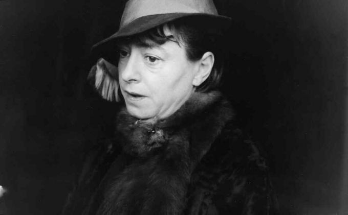 Porträt von Dorothy Parker in Hut und Pelzmantel