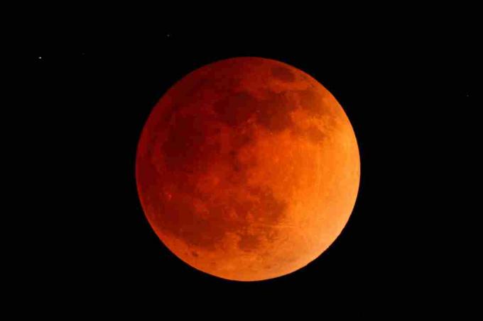 Ein Blutmond ist ein Name für den rötlichen Mond, der während einer totalen Mondfinsternis betrachtet wird.