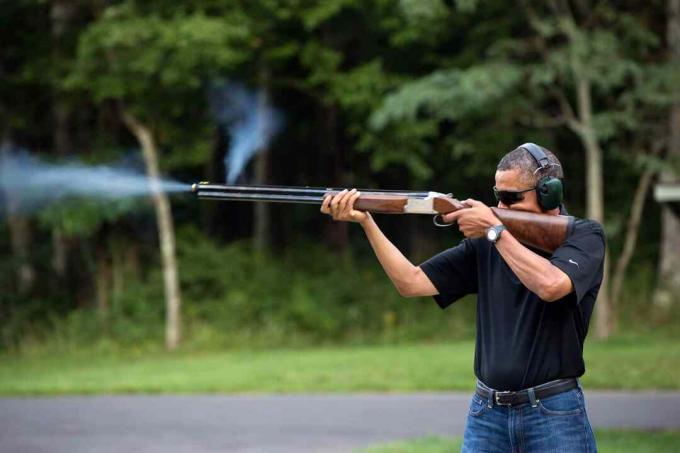 Foto von Präsident Barack Obama, der eine Schrotflinte auf Camp David abfeuert