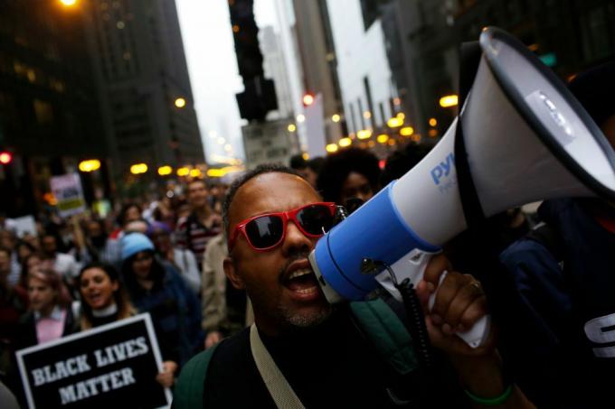 Demonstranten feiern das Urteil im Mordprozess gegen den Chicagoer Polizisten Jason Van Dyke am 5. Oktober 2018.