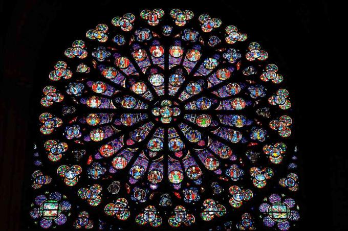Großes Buntglas-Rosenfenster bei Notre Dame de Paris