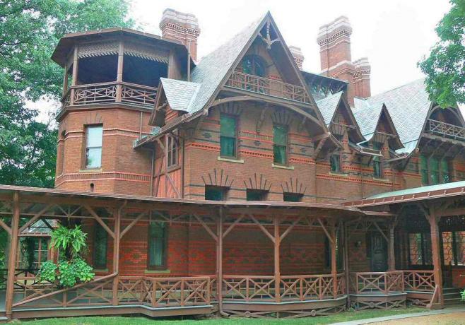 Das Mark Twain House ist aufwendig mit gemusterten Ziegeln und Zierstickereien dekoriert