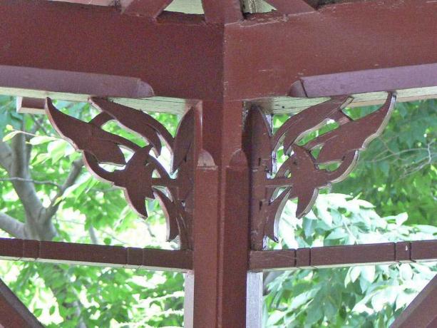 Die Säulen der Veranda im Mark Twain-Haus sind mit einem dekorativen Blattmotiv verziert.