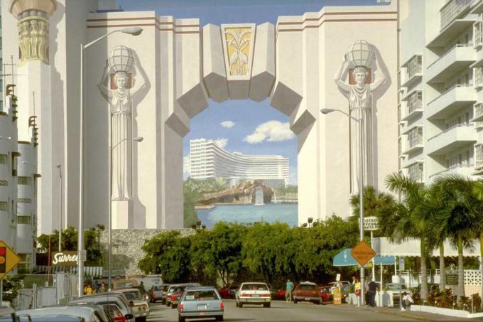 Trompe l'oeil Wandbild eines ägyptischen Torbogens auf Gebäude in Miami, Florida