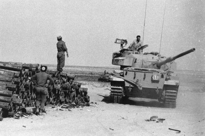 Israelischer Panzer im Versorgungsdepot im Sinai, 1973.