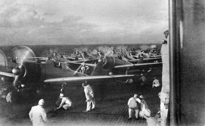 Propellerflugzeuge bereiten sich auf den Start von Akagi vor, 1941.