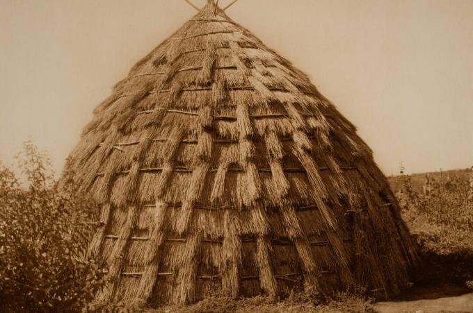 historisches Sepia-Foto einer Kuppelhütte aus Gras