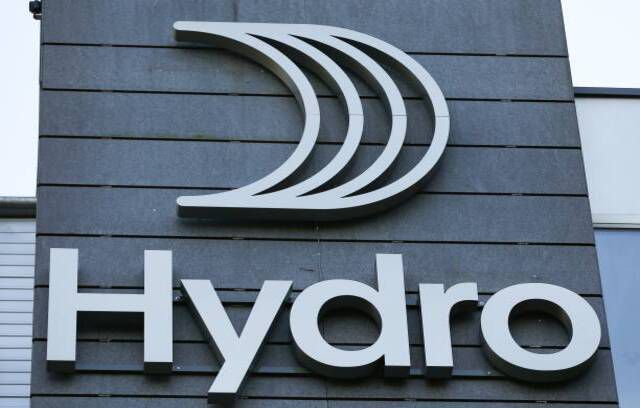 Das neue Logo des norwegischen Aluminiumkonzerns Norsk Hydro ist in seinem Hauptsitz in Lysaker außerhalb von Oslo, Norwegen, zu sehen