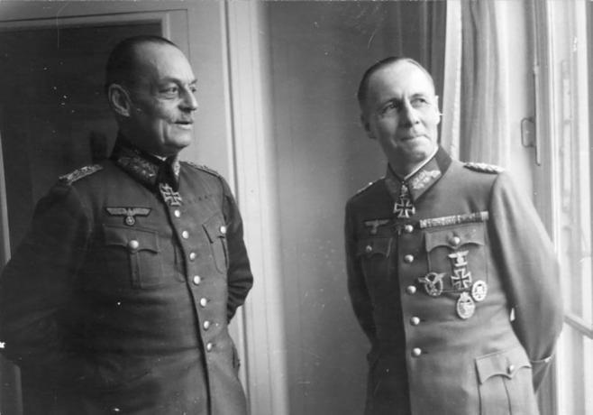 Gerd von Rundstedt und Erwin Rommel in deutschen Militäruniformen am Fenster.