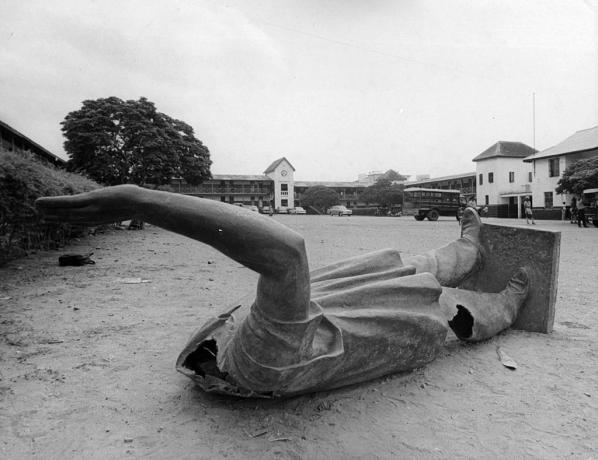 Umgestürzte Statue von Nkrumah während des Putsches von 1966.
