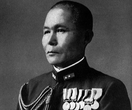 Vizeadmiral Jisaburo Ozawa schaut in seiner Marineuniform nach links.
