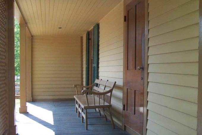 Country Side Veranda in Lincolns Springfield Home