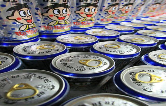 Aluminiumdosen, die ein chinesisches Getränk enthalten, das in den Regalen an einem Carrefour-Supermarkt in Peking, China angezeigt wird