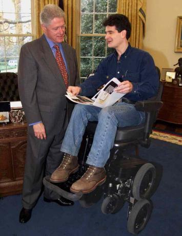 Bill Clinton und Dean Kamen im Büro des Präsidenten. Kamen ist auf seinem iBOT.
