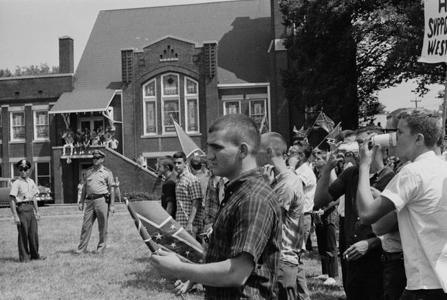 Eine Gruppe von Schülern der Woodlawn High School in Birmingham, Alabama, hisst die Flagge der Konföderierten gegen den Beginn der Birmingham-Kampagne im Mai 1963