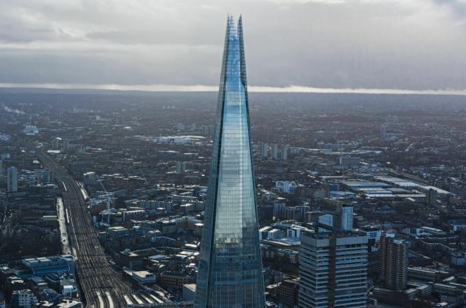 Der Shard-Wolkenkratzer in London, Renzo Piano, scharfe Kristallpyramide, abgewinkelte Glasblende, 2012