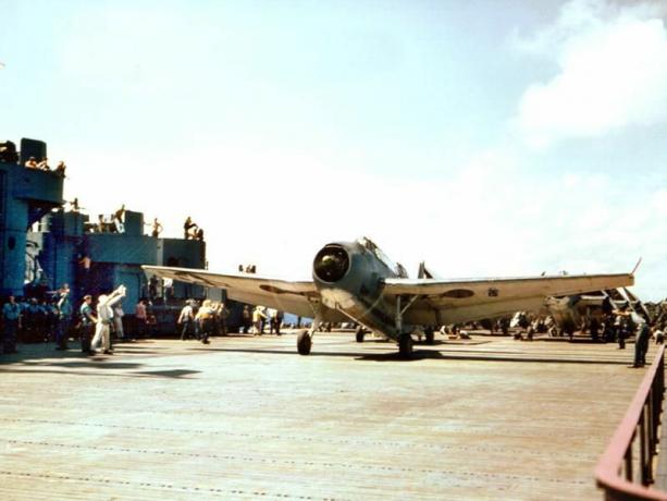 Farbfoto von TBF Avenger auf dem Flugdeck der USS Yorktown (CV-10).