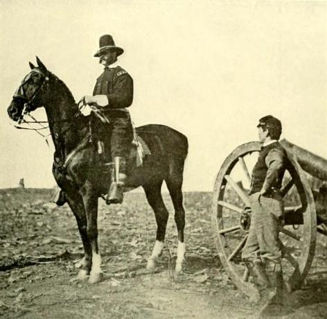 Foto von Ambrose Burnside zu Pferd.