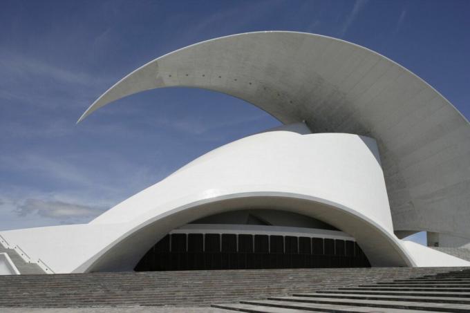 Foto des hellen weißen modernen Konzertsaals, mit der geschwungenen Bogenwelle über dem Dach.