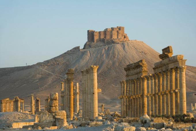 Qala'at ibn Maan Mit Blick auf die Große Kolonnade von Palmyra, Syrien