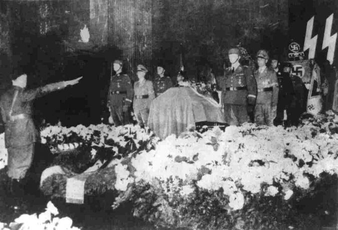 Foto von Hiter bei der Beerdigung von Reinhard Heydrich