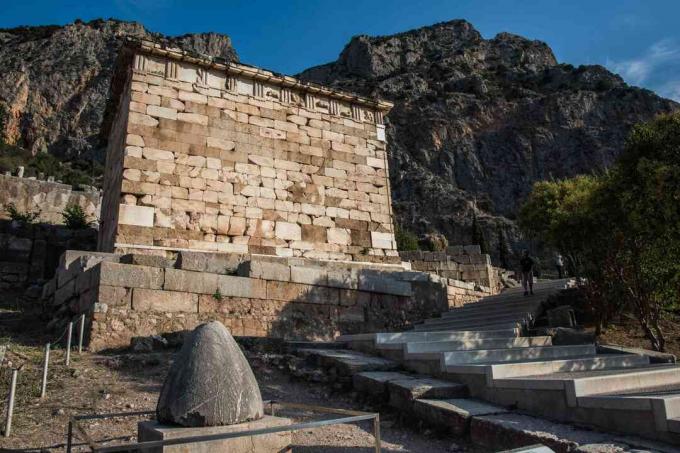 Der Omphalos (Nabel der Welt) von Delphi, antike Stätte von Delphi, Griechenland