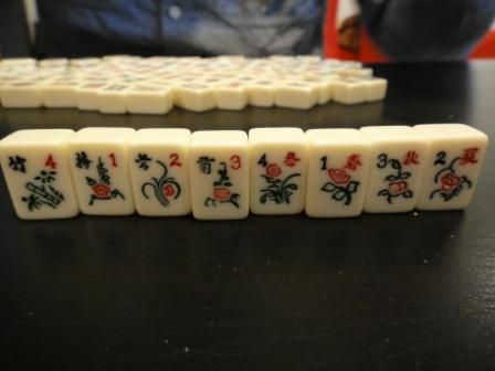 Der Blumenanzug einer Reihe von Mahjong-Fliesen.
