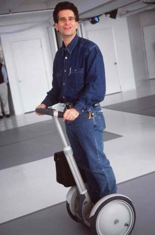 Der Erfinder Dean Kamen stellt den Segway Human Transporter vor, die weltweit erste dynamische, selbstausgleichende, elektrisch angetriebene Transportmaschine.