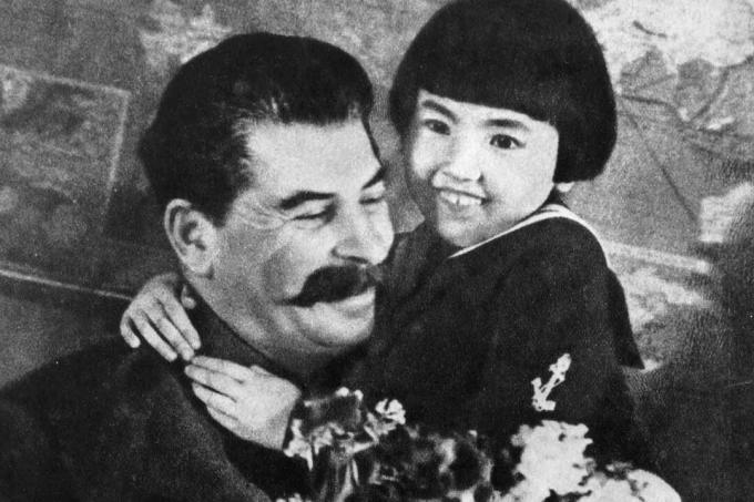 Joseph Stalin mit einem Kind, das später in ein Arbeitslager geschickt wurde