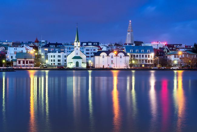 Stadtbild von Reykjavik in der Abenddämmerung, Island