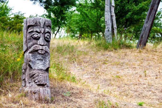Holzidol des slawischen Gottes Perun auf einem Weg in einen ukrainischen Wald.