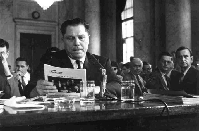 Foto von Teamsters-Chef Jimmy Hoffa, der vor dem US-Senatsausschuss aussagt