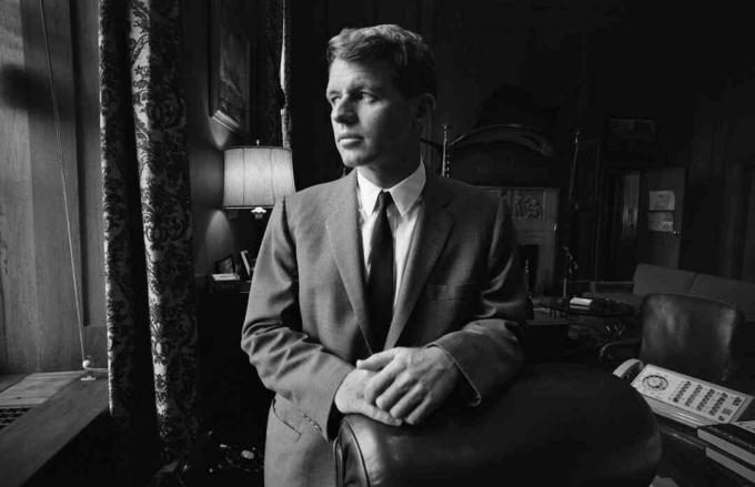 Foto von Robert Kennedy in seinem Büro im Justizministerium