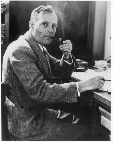 Edwin P. Hubble, der Astronom, der mit dem 100-Zoll-Teleskop von Mount Wilson entfernte Galaxien beobachtete. Seine Arbeit führte zur Entdeckung des expandierenden Universums.