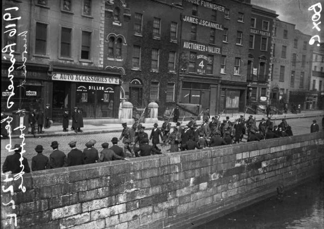 Irische Rebellengefangene marschierten 1916 durch Dublin.