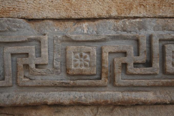 Geschnitzte Hakenkreuzmuster im Tempel von Hadrian, Türkei.