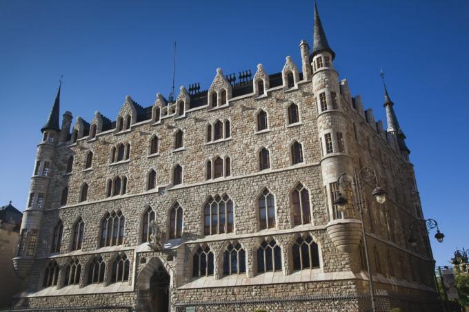 Casa Botines oder Casa Fernández y Andrés von Antoni Gaudí in León, Spanien