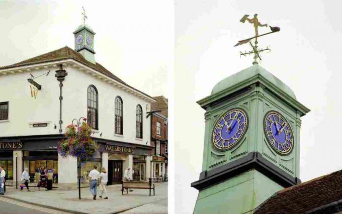 Kuppel mit Uhr und Wetterfahne am britischen Gebäude