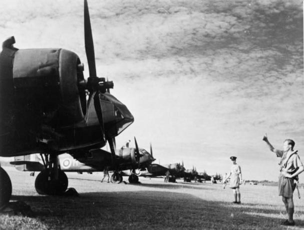 Eine Reihe von Bristol Blenhiem-Bombern steht auf der Landebahn in Singapur.