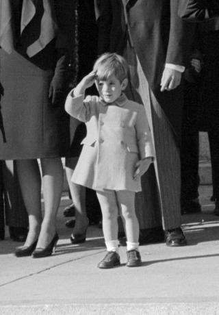 John F. Kennedy Jr. begrüßt den Sarg seines Vaters
