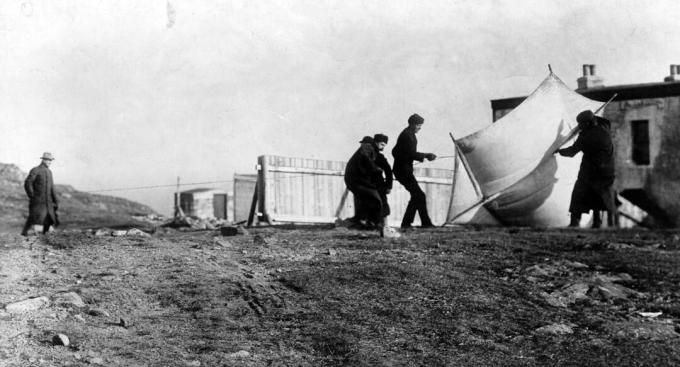 Guglielmo Marconi beobachtet Mitarbeiter, die den Drachen heben, mit dem die Antenne im Dezember 1901 in St. John's, Neufundland, angehoben wurde